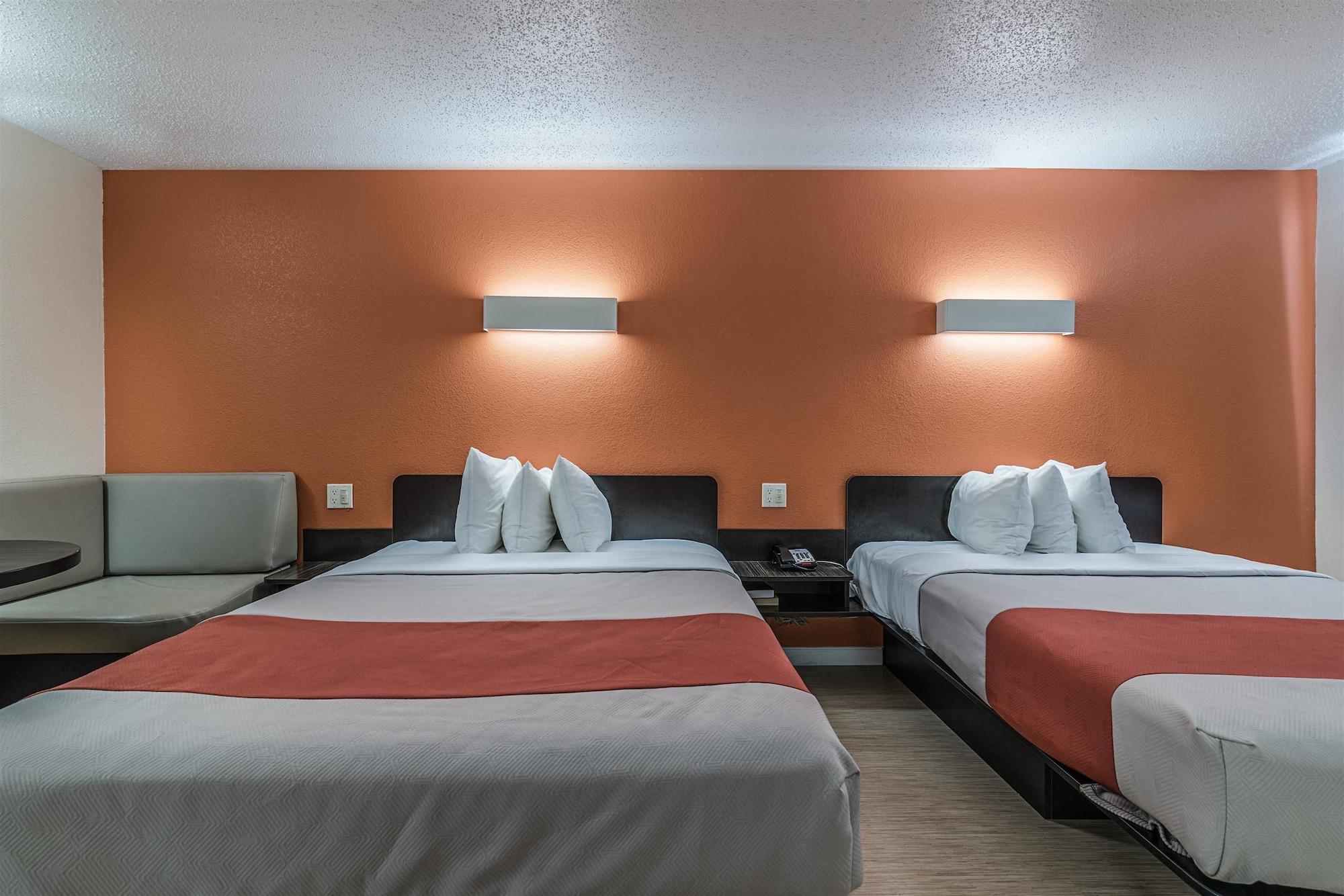 Hotel 6 - Albany, Ny - Airport 2*