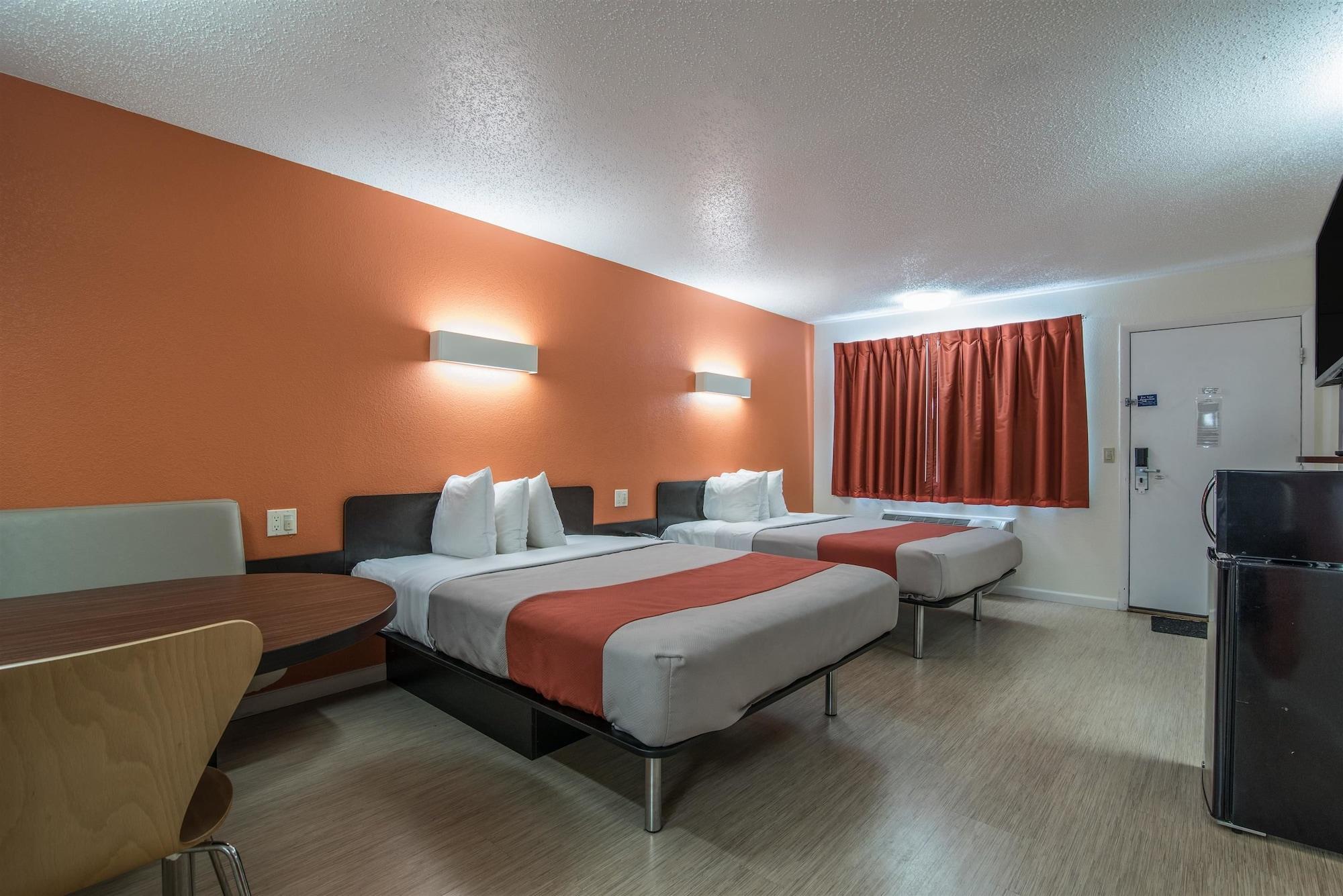 Hotel 6 - Albany, Ny - Airport 2*