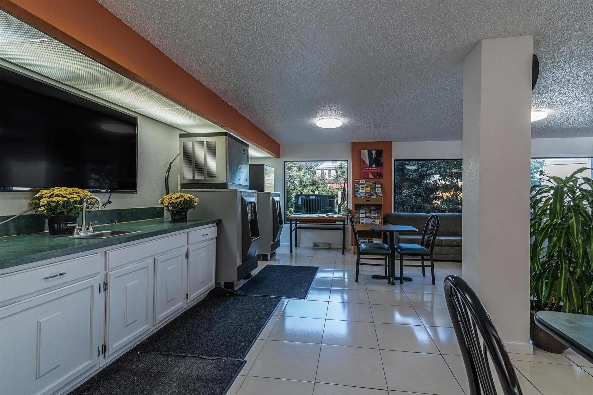 6 - Albany, Ny - Airport Hotel 2*